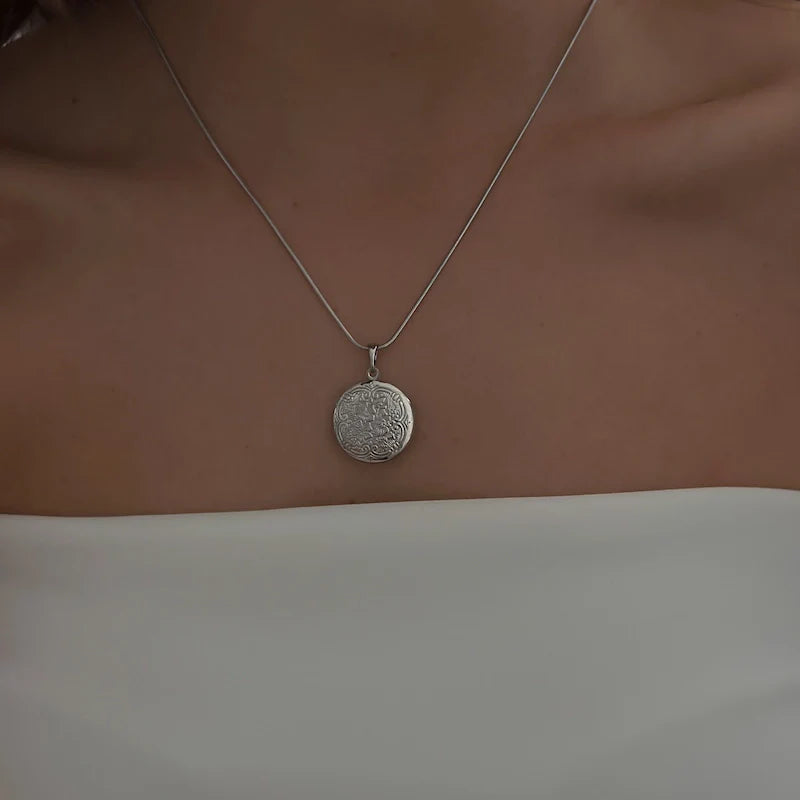 Floral Locket Necklace [Silver]