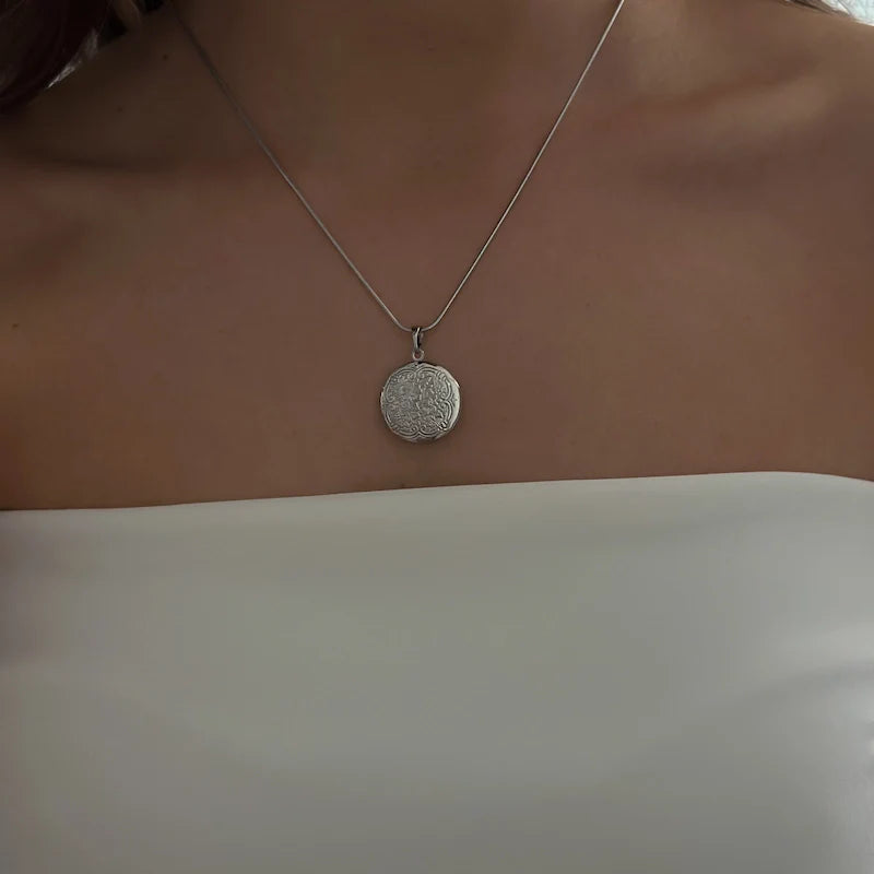 Floral Locket Necklace [Silver]