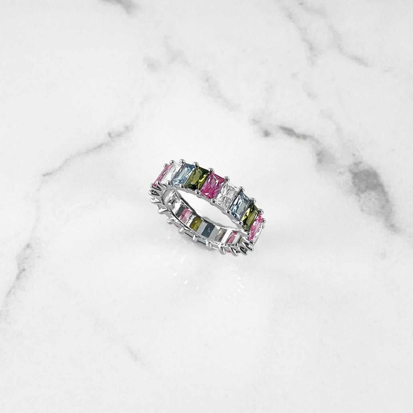 Pierścionek z kolorowymi kamieniami | Elegancki design 18k 3